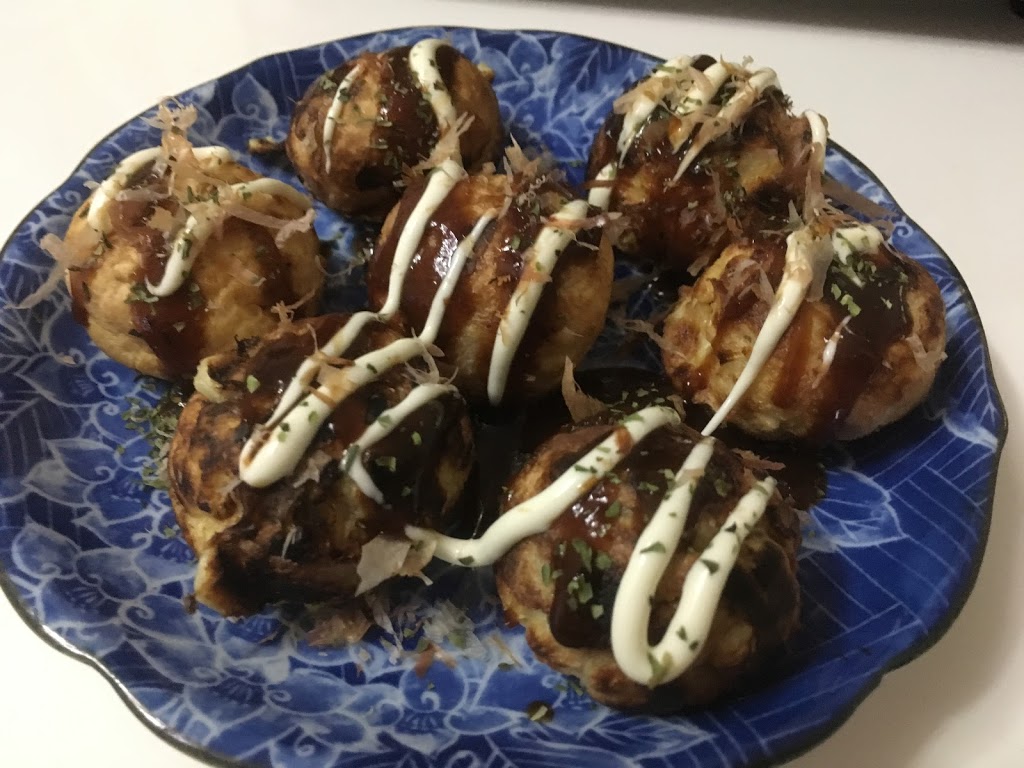 炎たこ たこ焼きにマヨネーズとソースをかけて完成したシーン