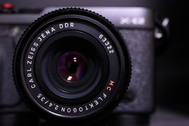 定番オールドレンズ：CARL ZEISS JENA FLEKTGON 35mm F2.4 - Living