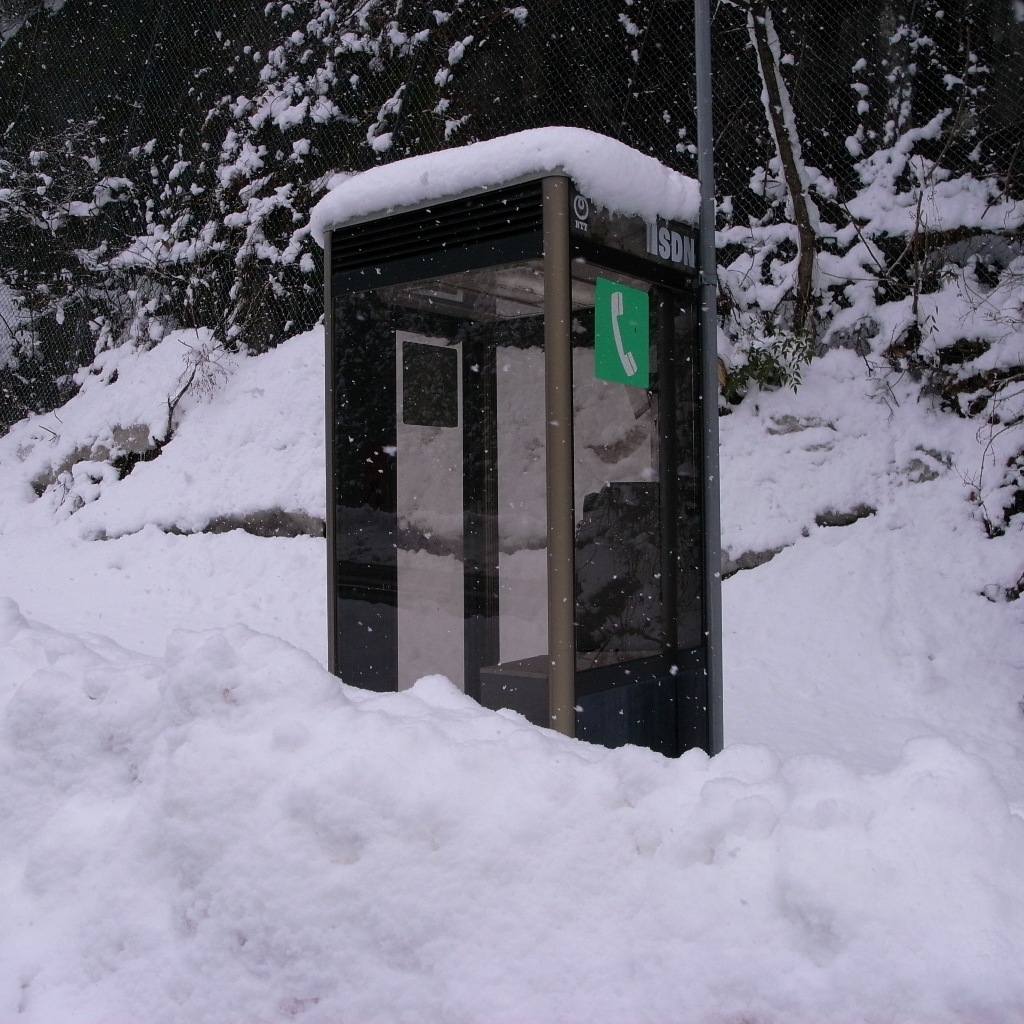 雪に埋れた電話ボックス