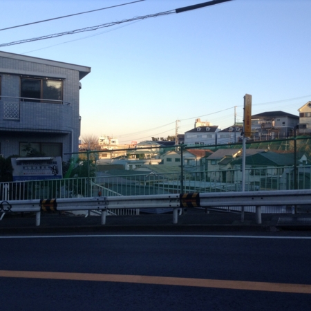 西友の看板が見える。目的地はあの辺りか？