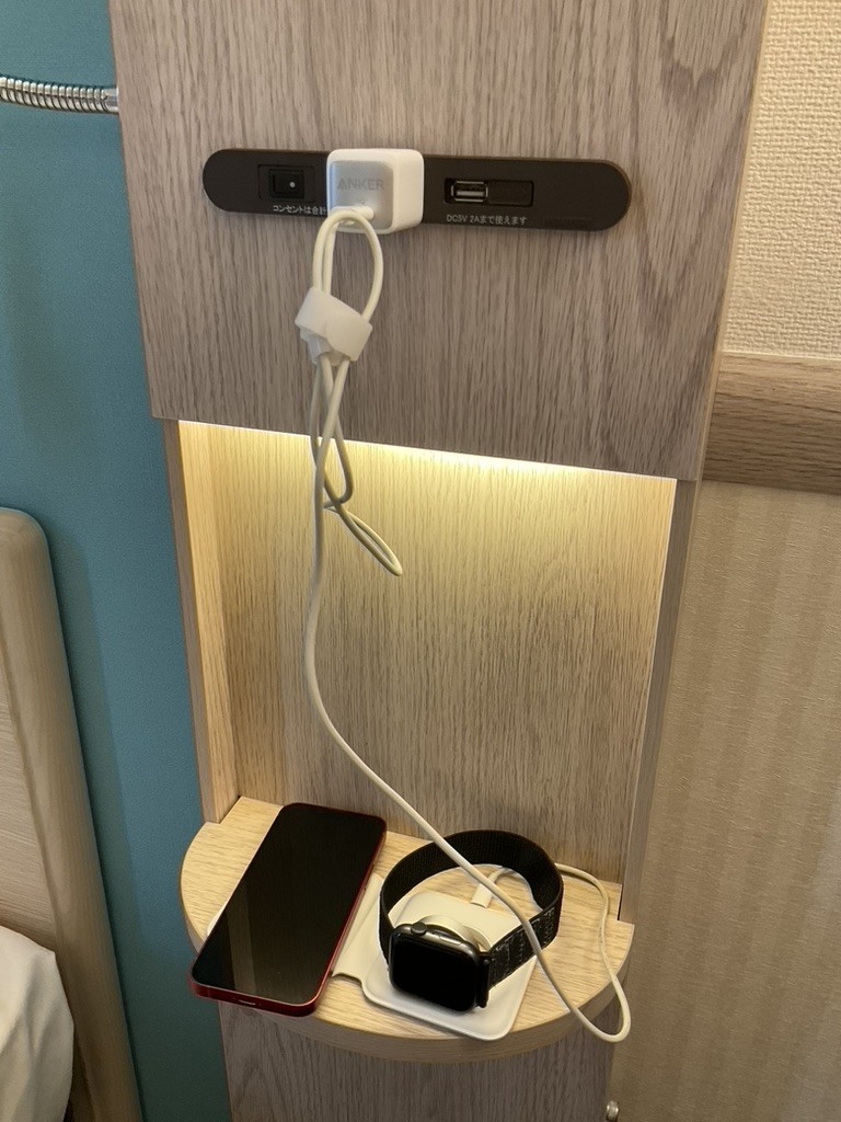 iPhone と Apple Watch を同時充電してる写真