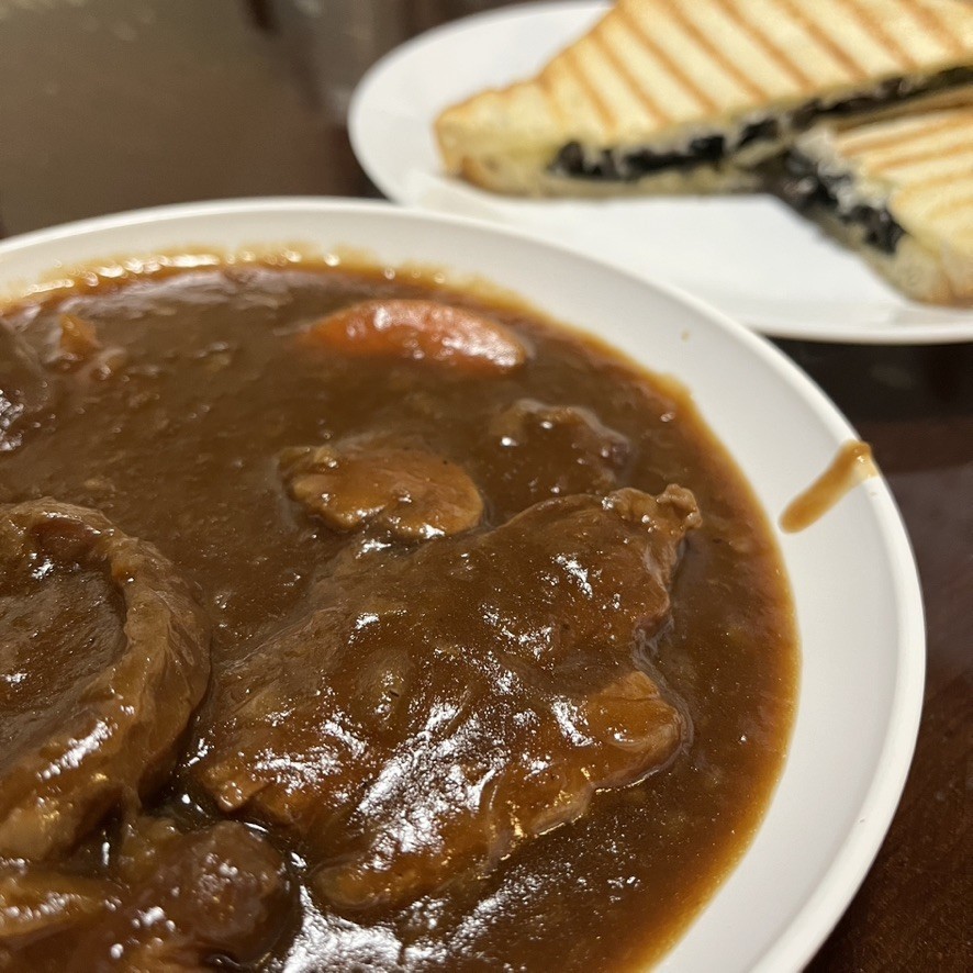 チーズとしらすと海苔のホットサンドとビーフシチュー