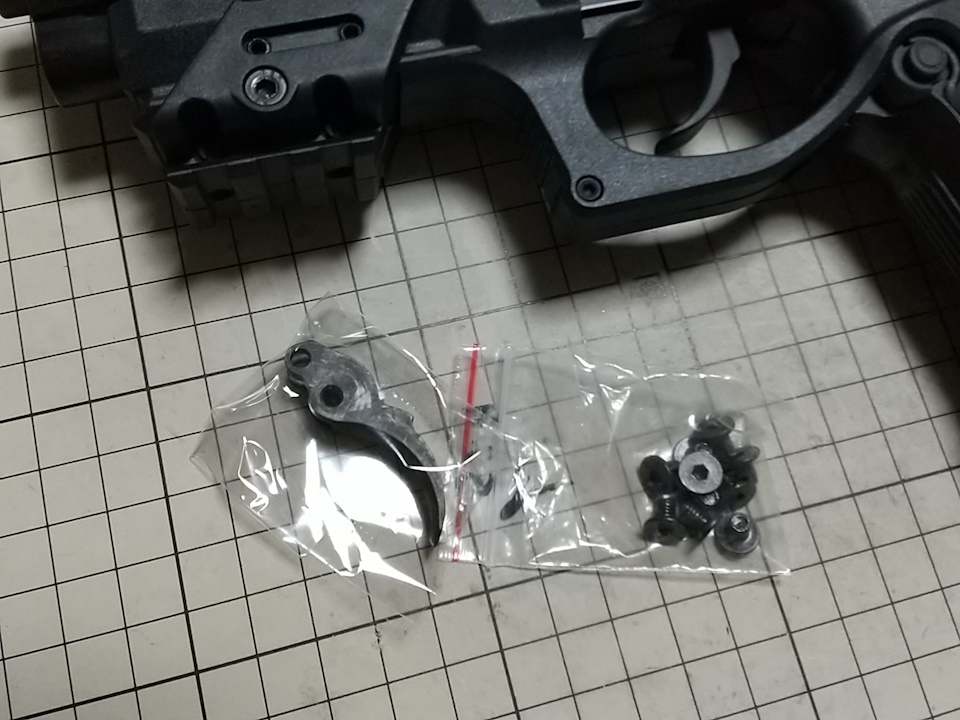 マルシンベレッタM92Fのトリガーとグリップスクリューを交換する