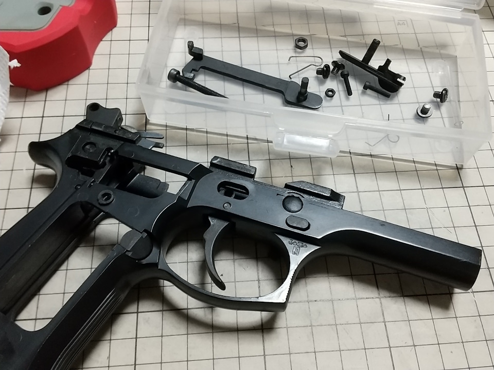 ベレッタ仕様変更部材 マルシンベレッタM92Fのトリガーとグリップスクリューを交換する