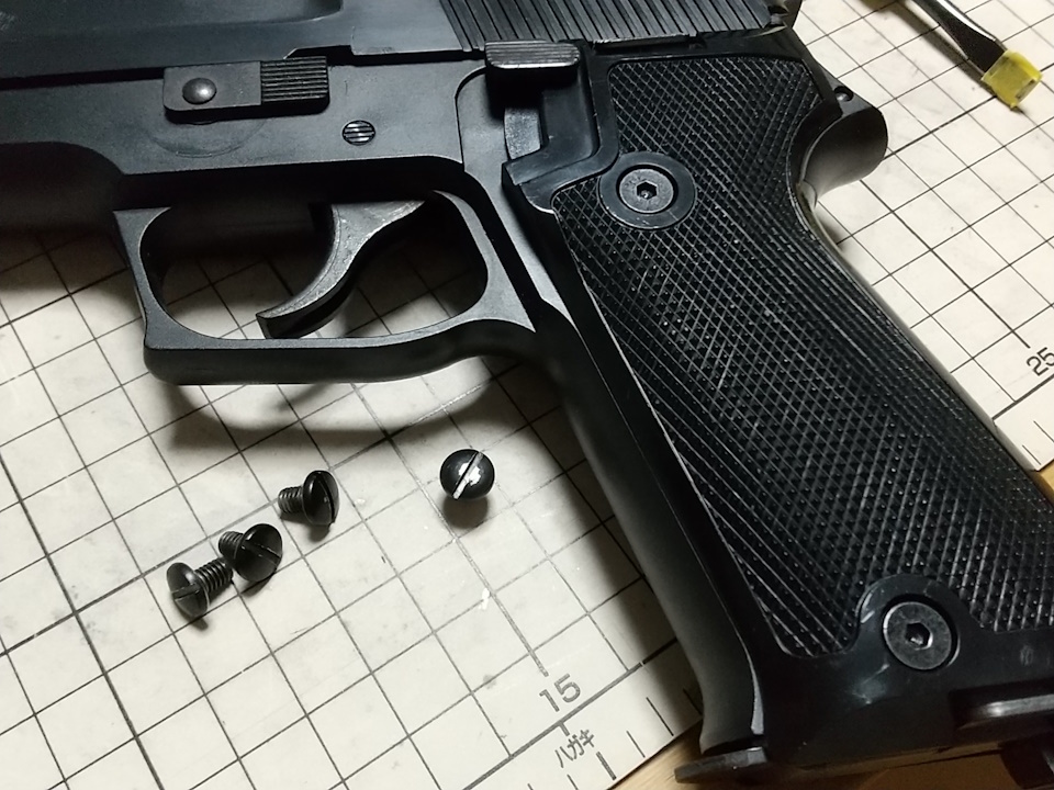 マルシンベレッタM92Fのトリガーとグリップスクリューを交換する