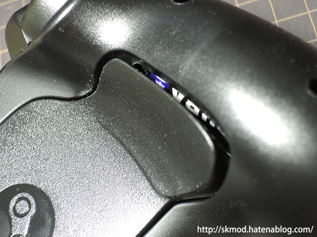 f:id:Kutsumiya:20170515202825j:plain ボタンのスキマから見える電極