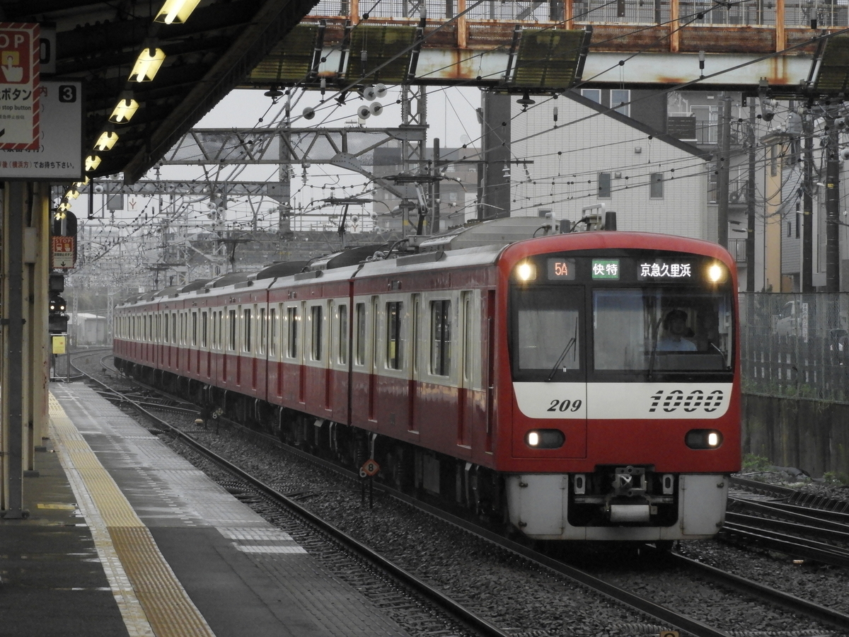 京急新1000形 京急新1000形1500番台を床下が綺麗な今のうちに撮影するねん。 - きょ
