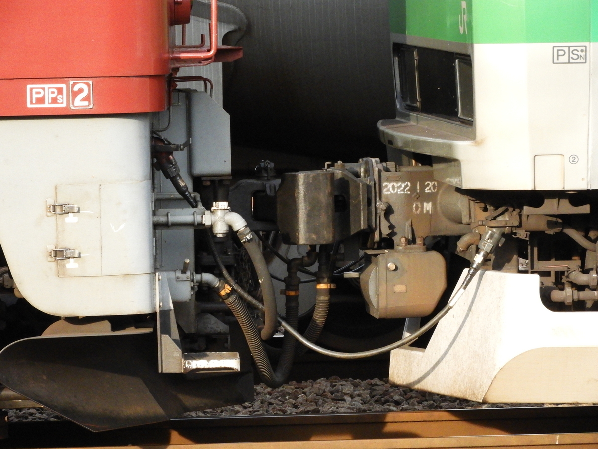 双頭連結器装備】EF81-134を観察する - きょーばしのかもるえき