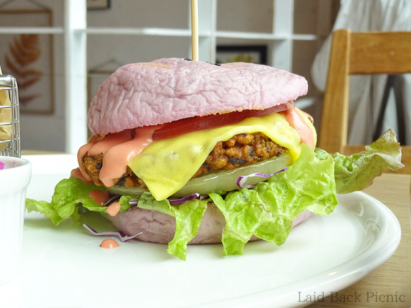 バンズがピンクのハンバーガー