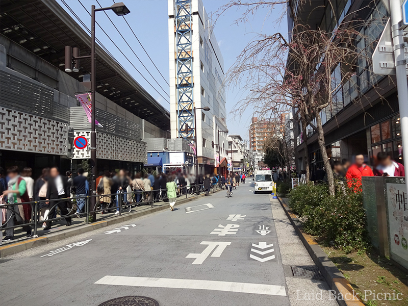 すでに歩道は人で埋まっている