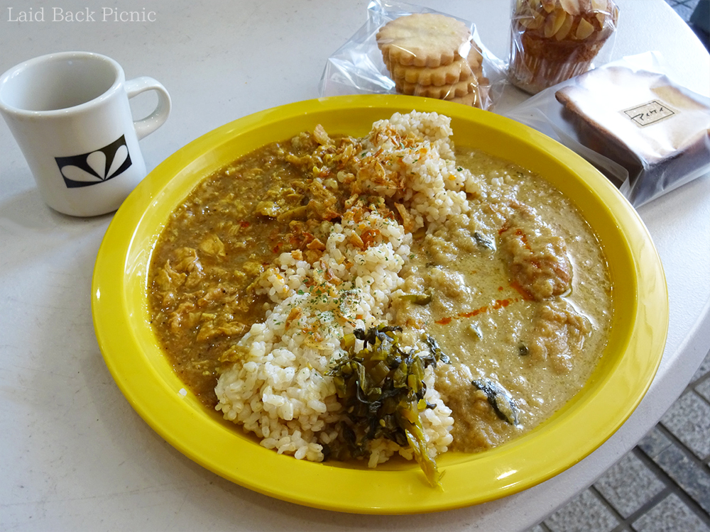一皿に二種類のカレーとコーヒーも一緒