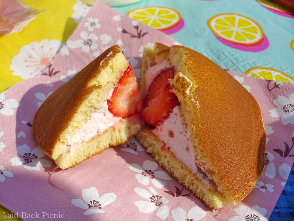 いちご入りクリームの真ん中に丸ごと苺