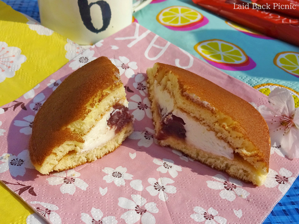 クリームチーズのようなチーズがたっぷりと、真ん中に粒あん