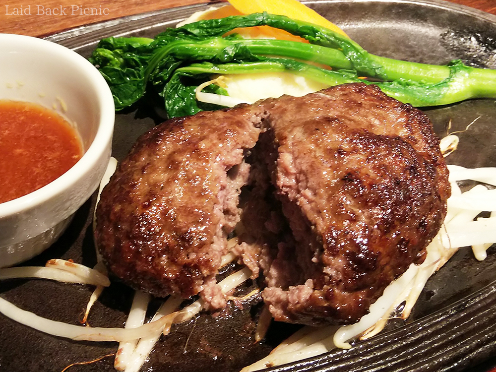 ハンバーグの割れ目から流れる肉汁