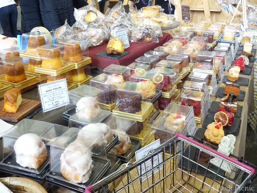 ベイクドプリンがたくさん並んでいる