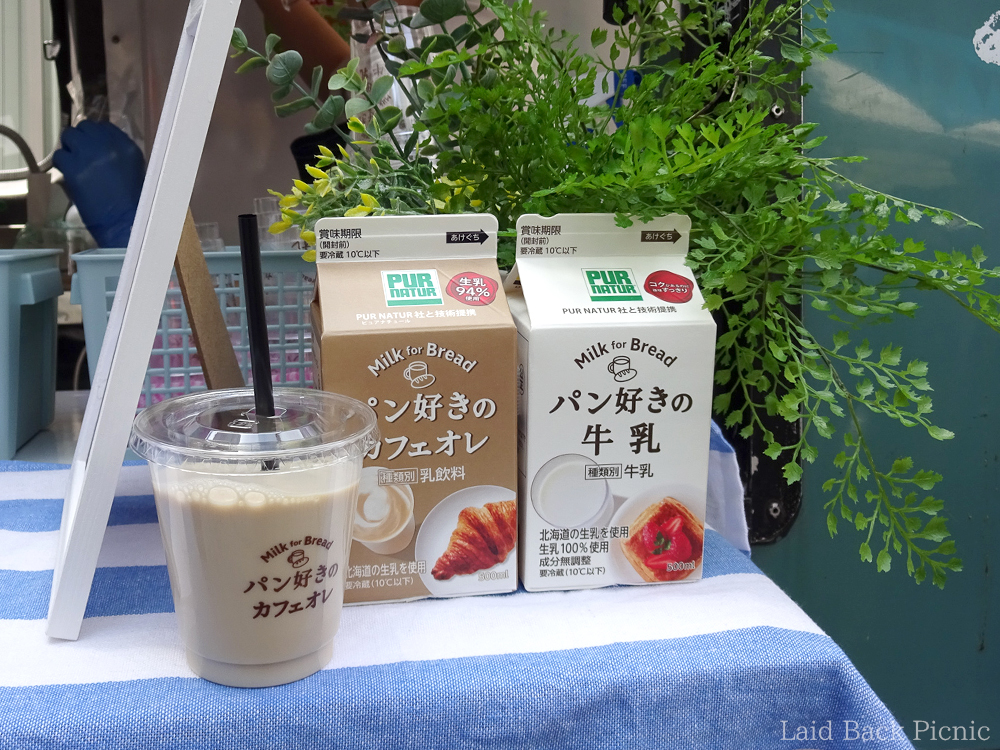 透明の蓋つきカップに入ったカフェオレ