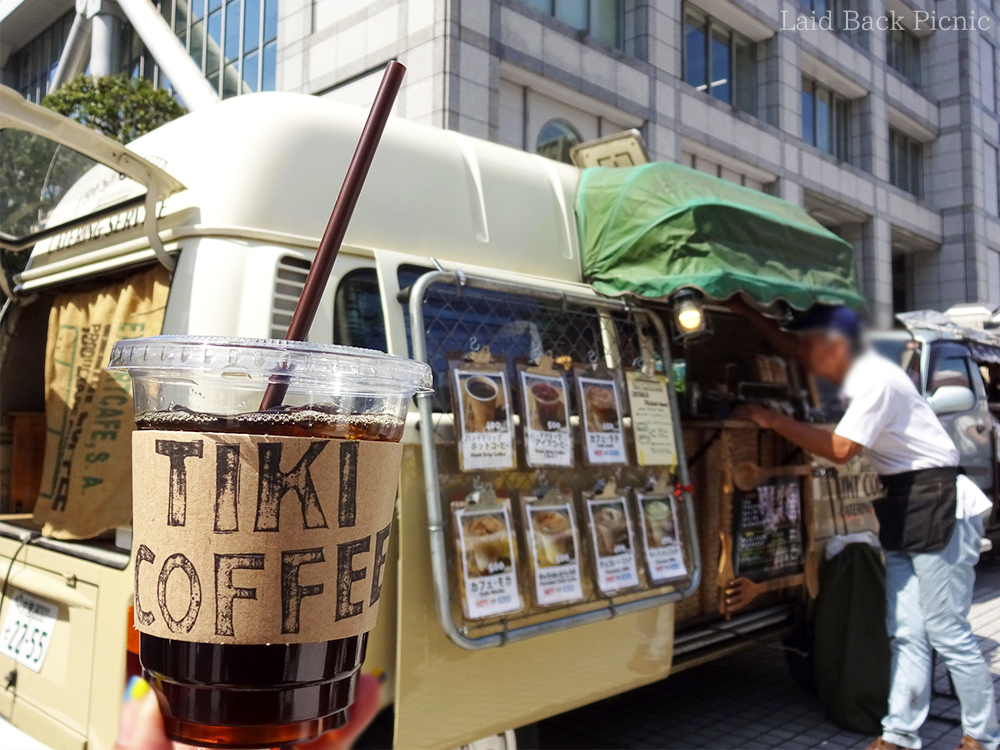 日差しを浴びたコーヒーがキラキラしている