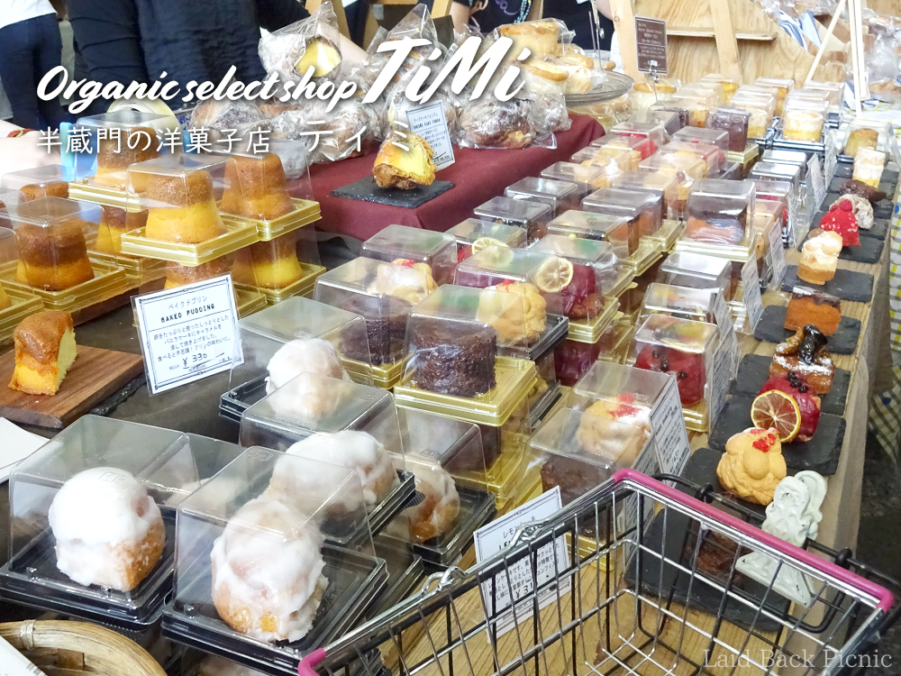 イベントでのTiMiのディズプレイ たくさんの洋菓子が並ぶイベントの店頭