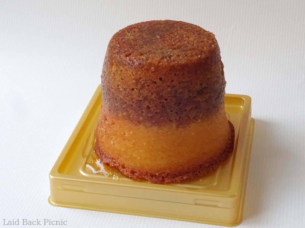 斜め上から見たベイクドプリン ベイクドプリンの上はカラメルの色が濃く、下は明るい色