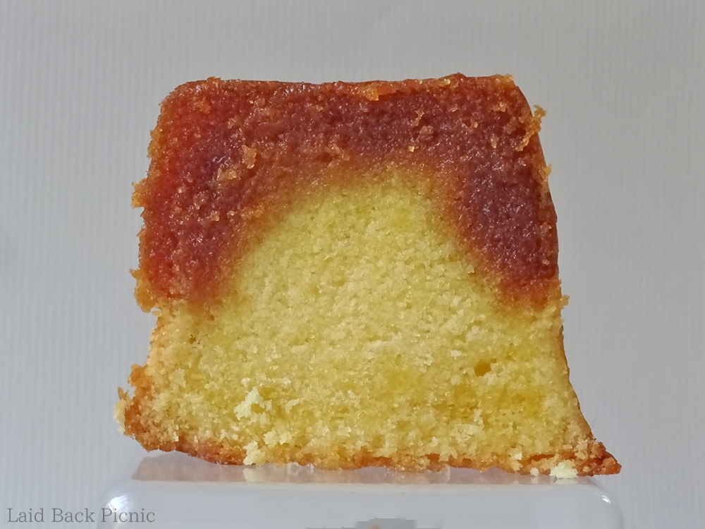 ベイクドプリンは断面も美味しそう 断面を見ると、くっきり2層に色が分かれている