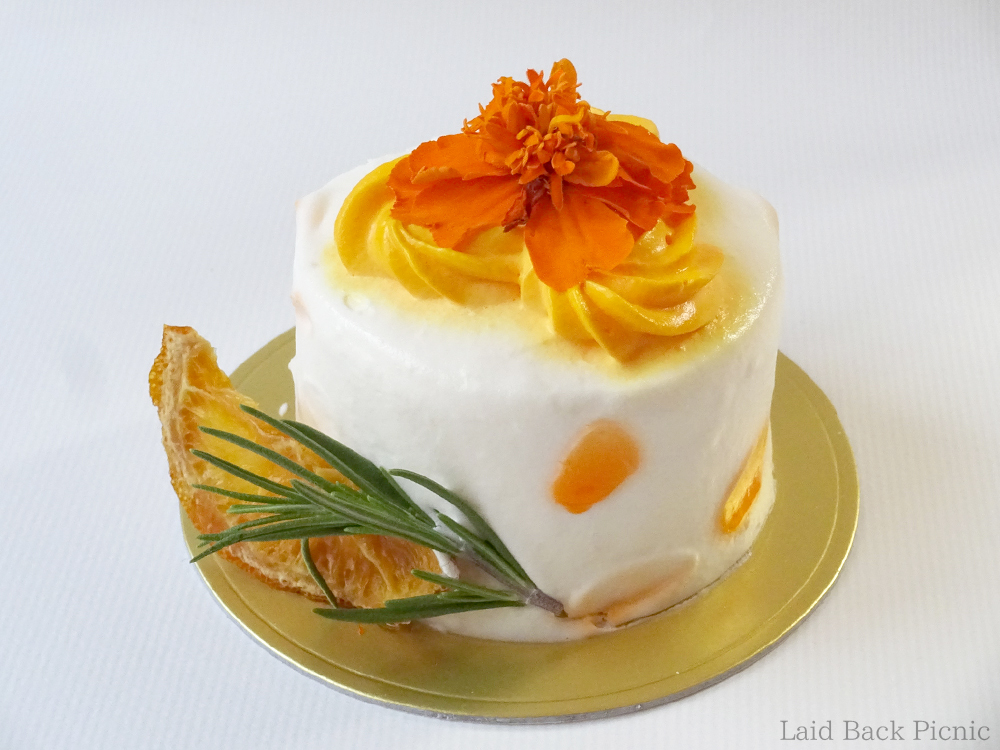 トッピングの鮮やか色の花に目を惹かれる