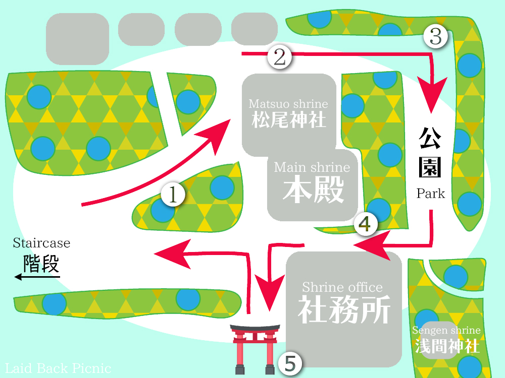 本殿の裏に公園がある