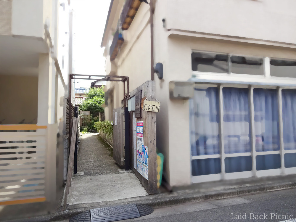建物と建物の間の細い入口