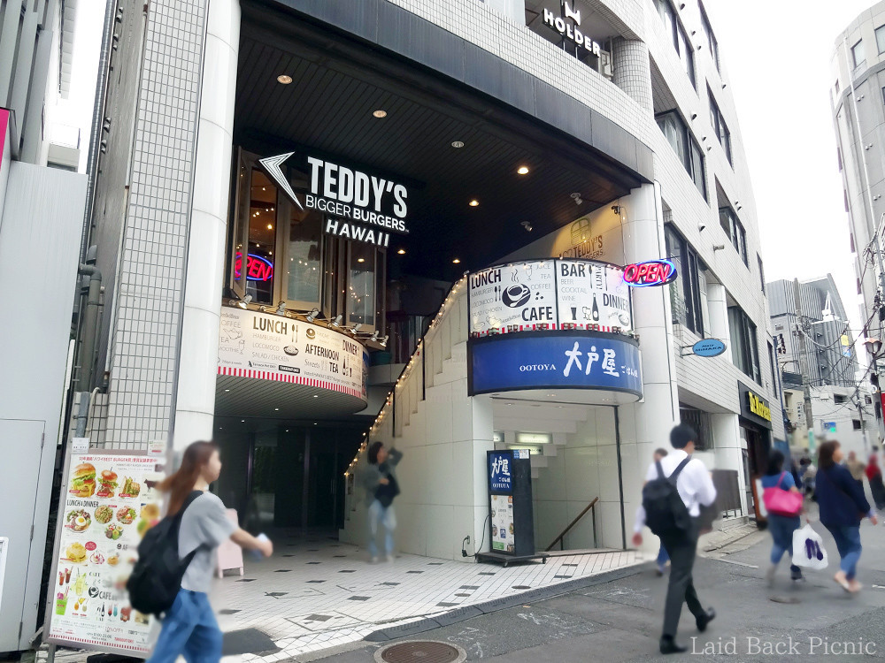 階段を上がった2階が店舗