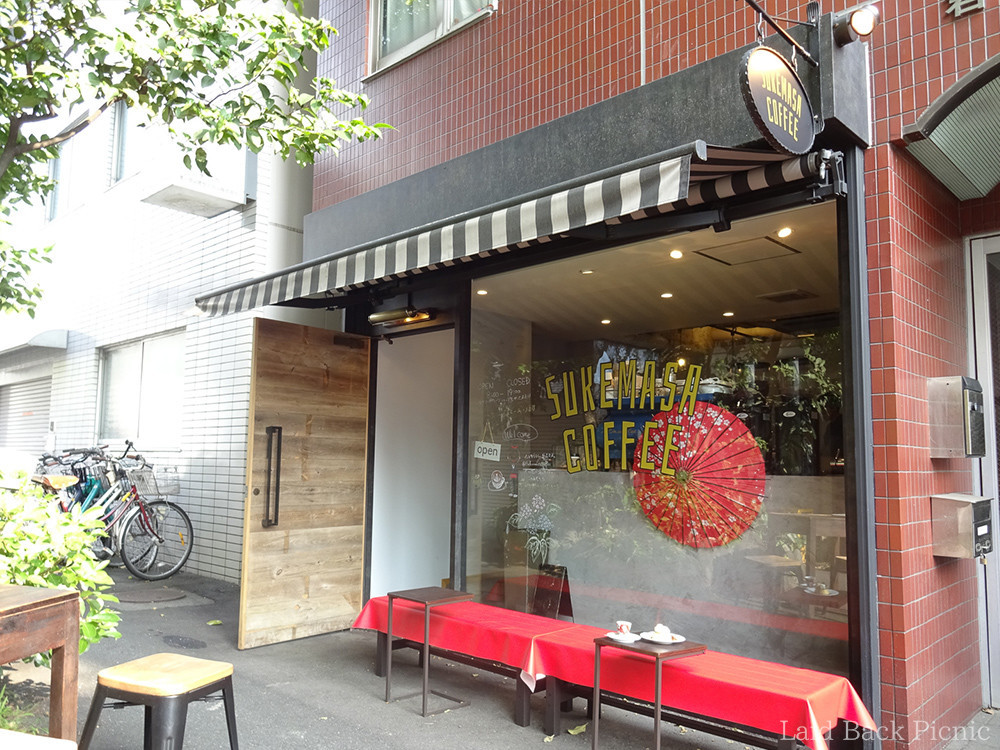 屋外席も涼し気