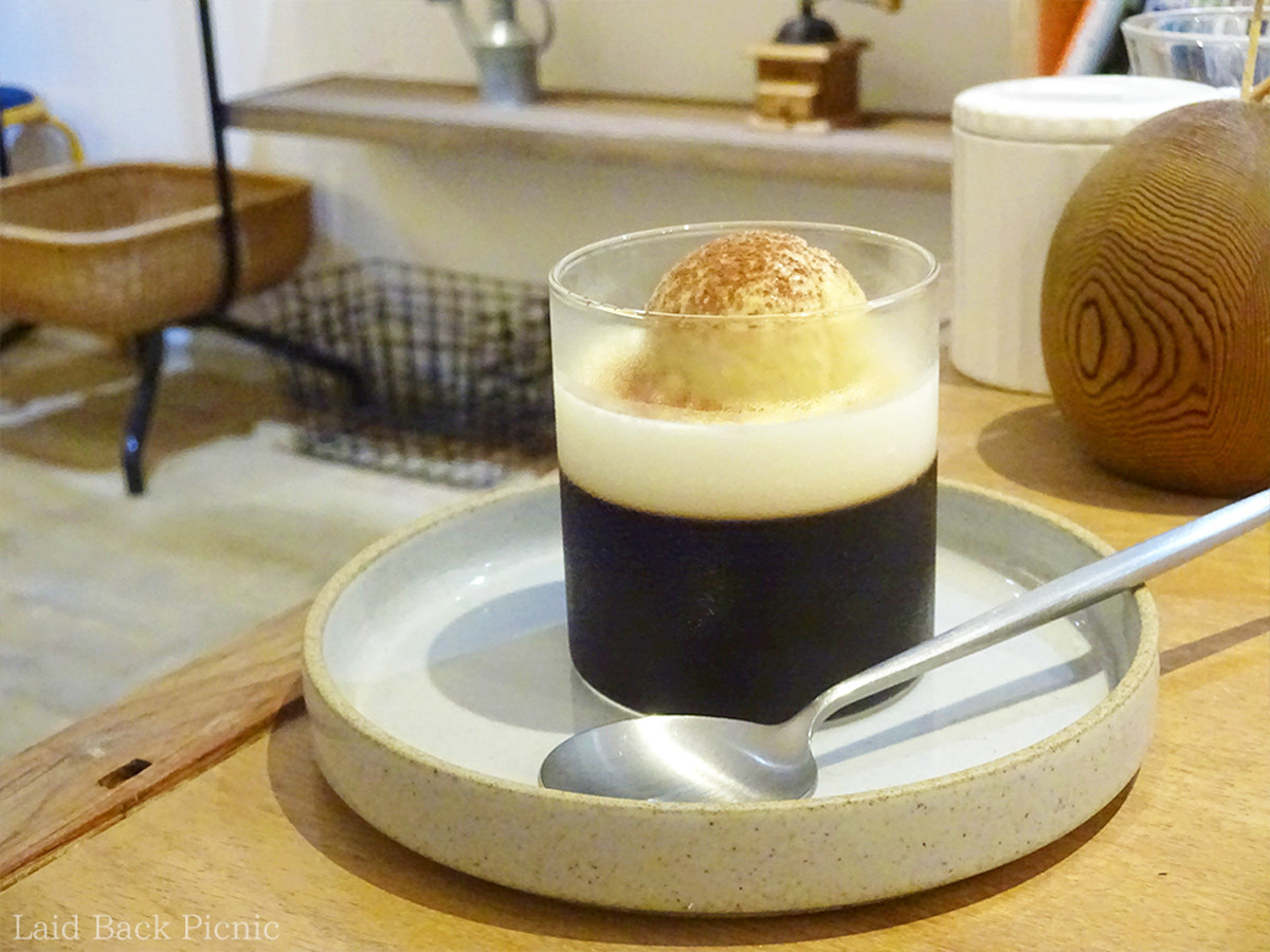 コーヒーゼリーの上には、コーヒー風味のアイス