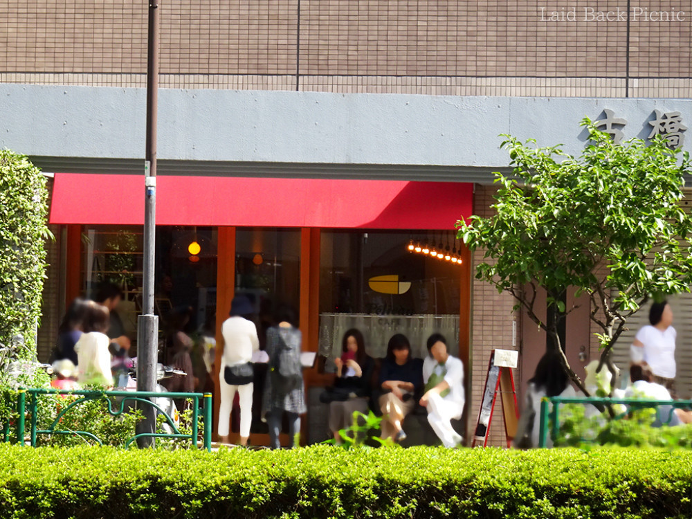 横並びにイスが置いてある