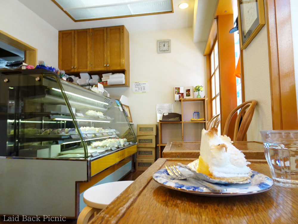 ケーキのショーケースと、小さなテーブルがある店内