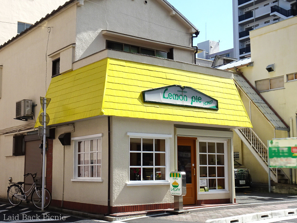 黄色い屋根が目を惹く