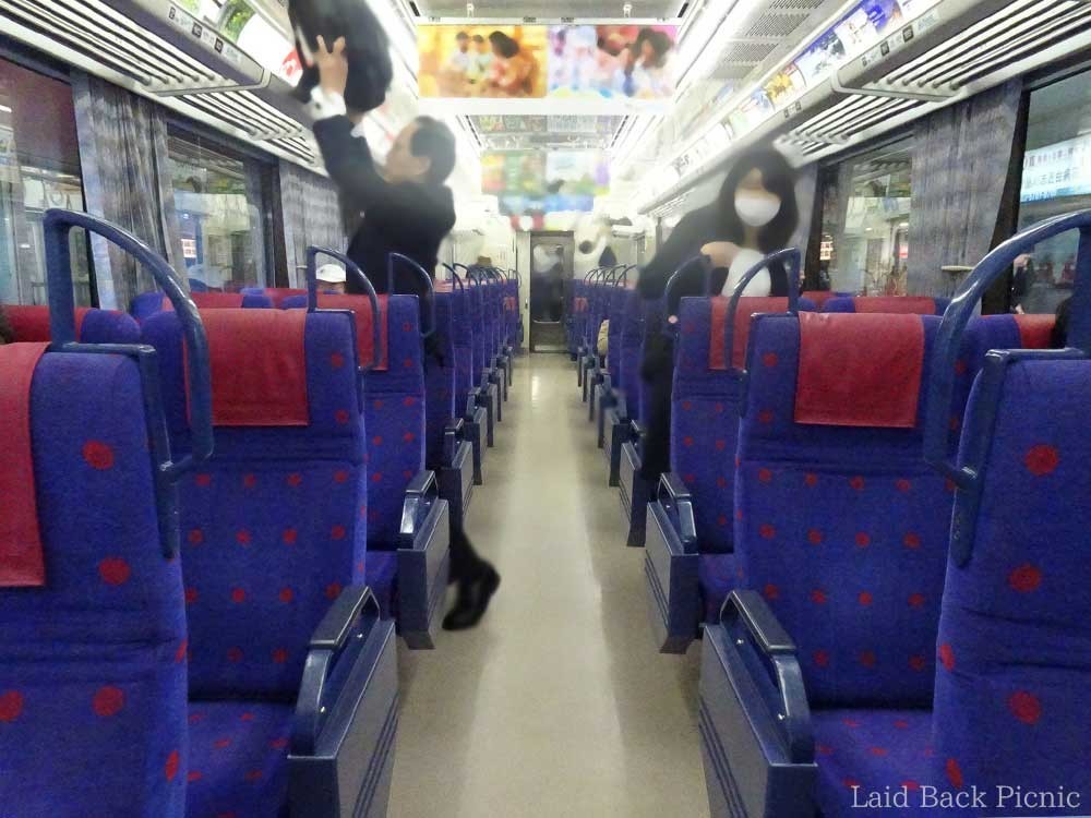 空いているので窓側に座れた