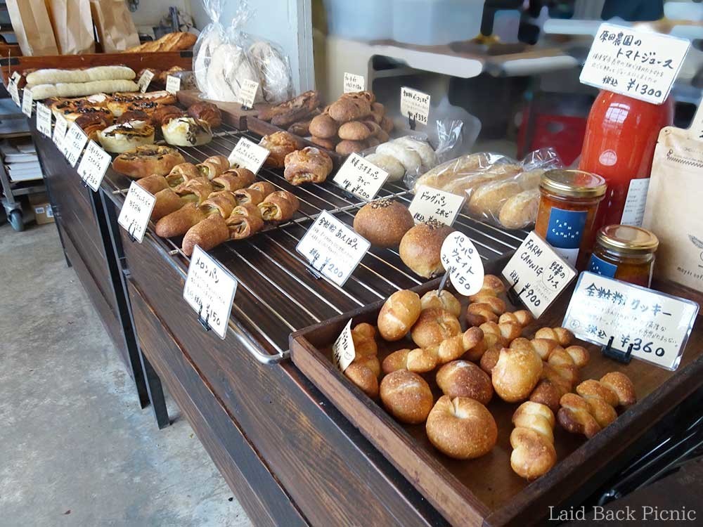 奥の棚には予約のパンが並ぶ