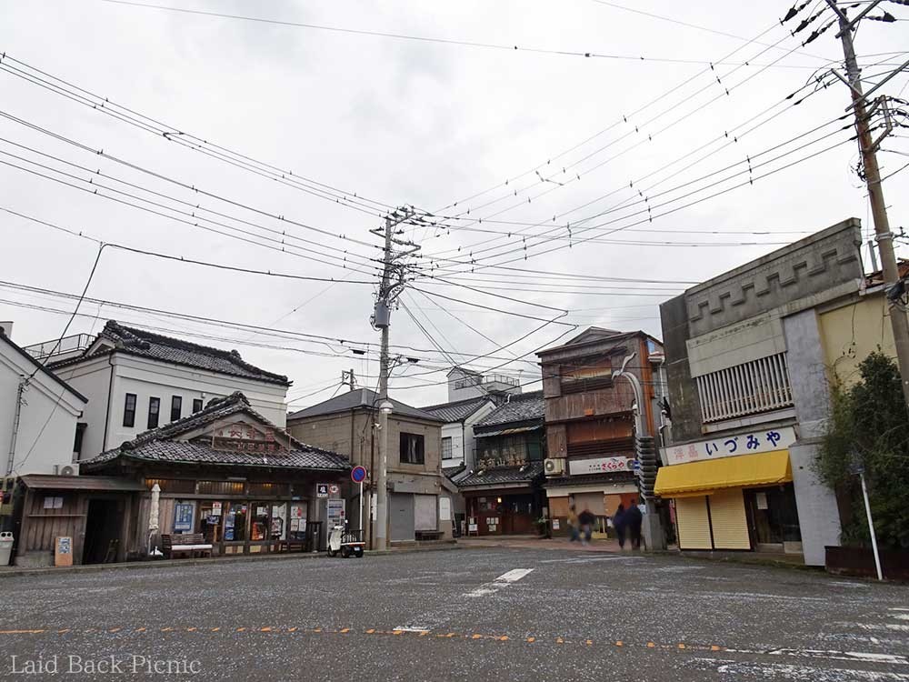 三崎港バス停から左側へ進む