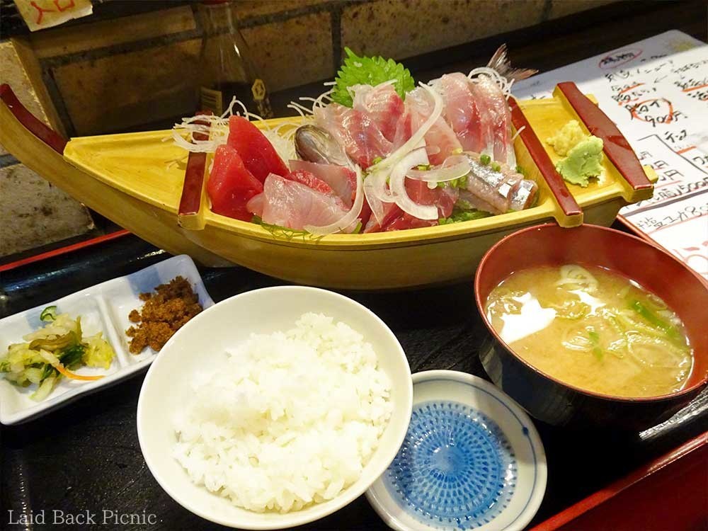 6種類の刺身盛りに、ごはんと味噌汁