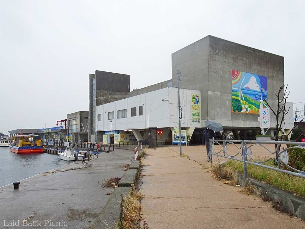 港の横にある建物で、目の前からは観光船が出ている