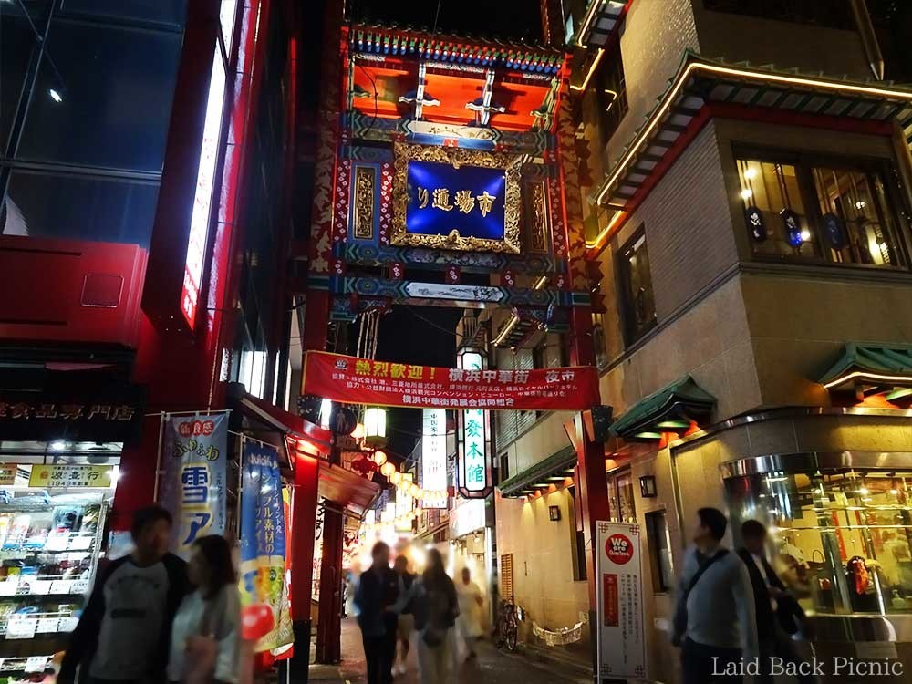 今までより少し細い道に市場通りの門がある