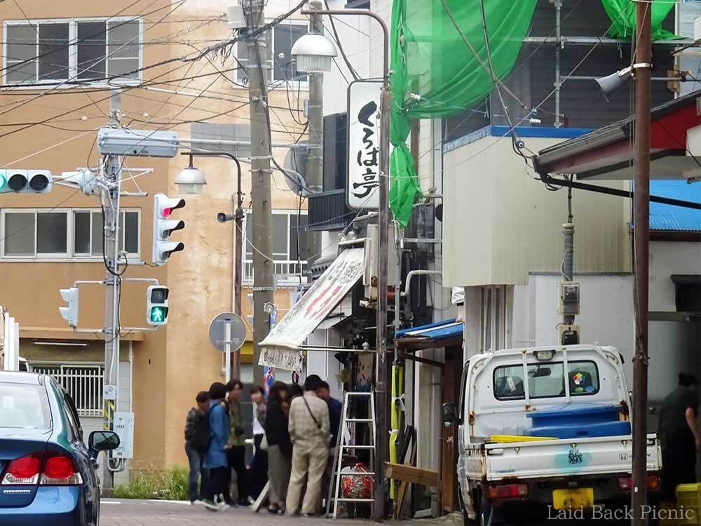店の前に人だかりが見える