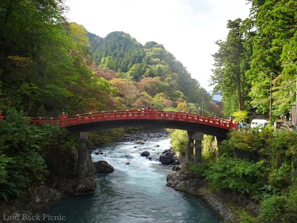 橋の奥に見える山もほんのり紅葉