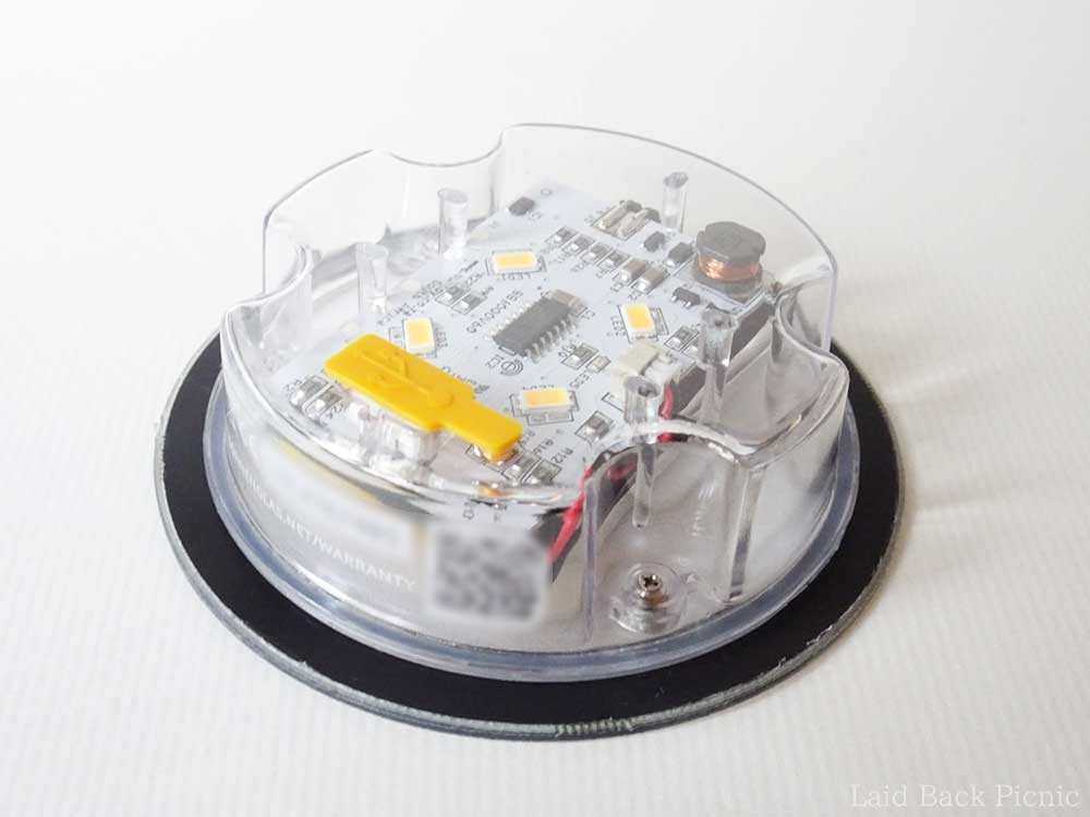 基盤やマイクロUSBの充電口がある