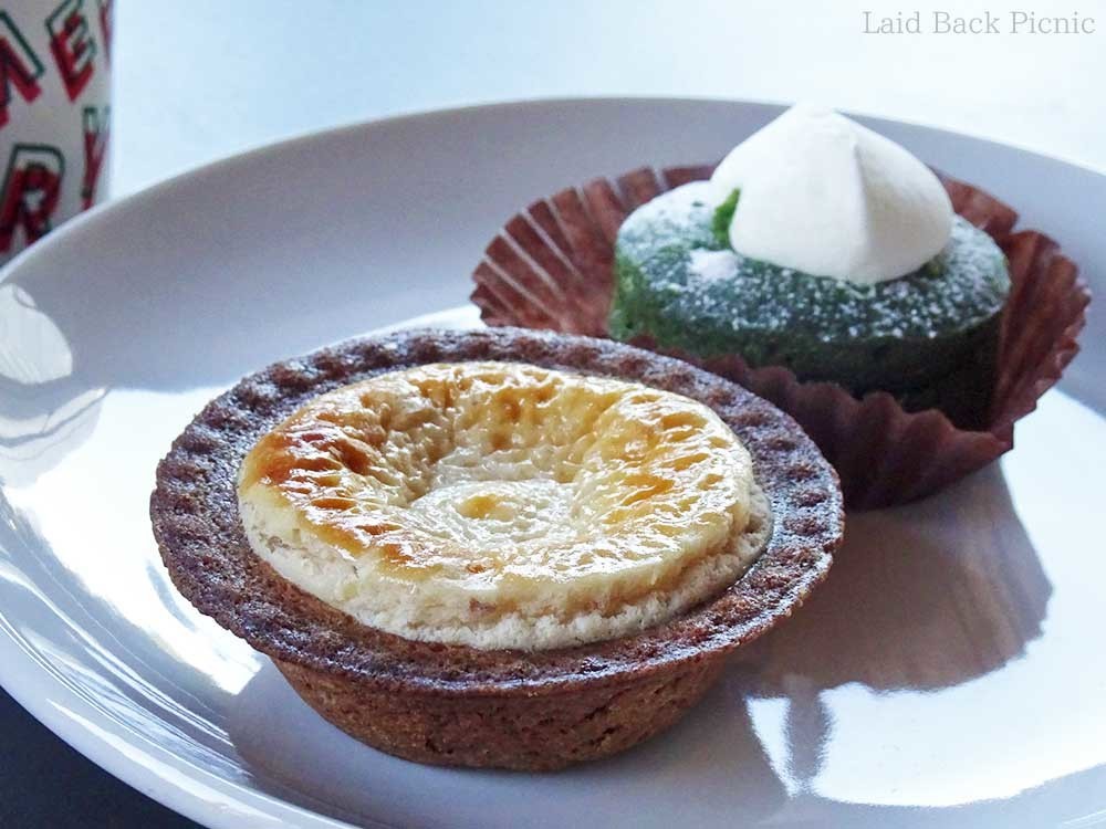 左:BAKEそっくりのチーズタルト、右:緑色が鮮やかな抹茶in抹茶