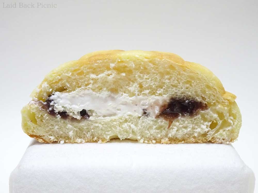 あんこの真ん中にホイップクリームが入っている