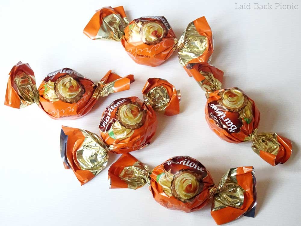 キャンディ包みされた丸いチョコ