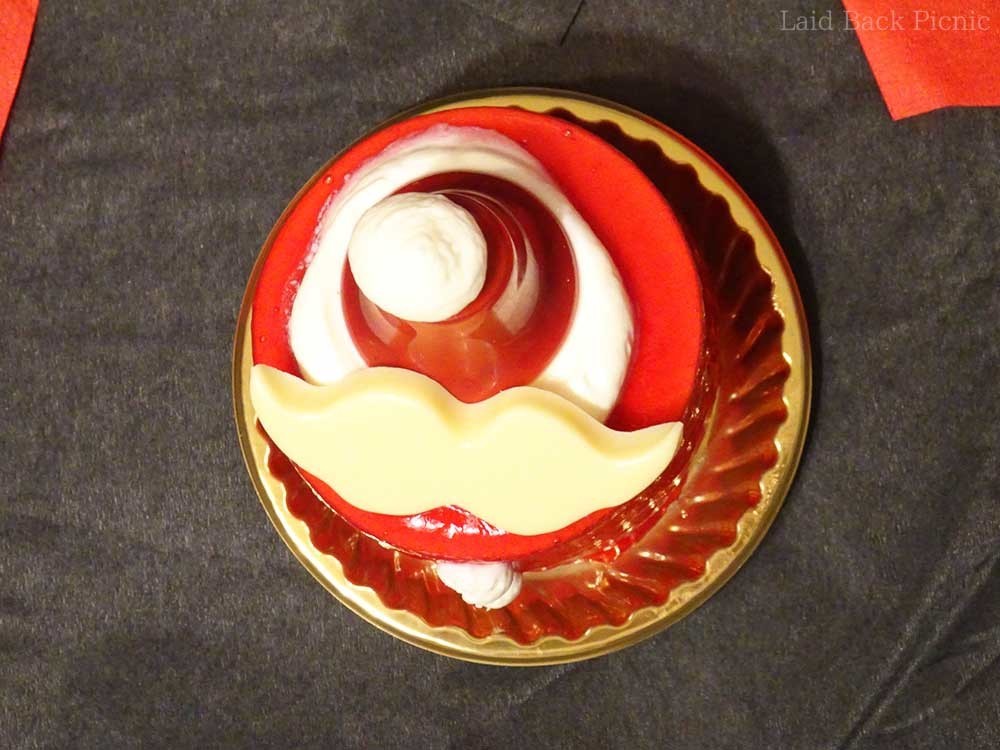 真上:サンタ帽形のチョコをトッピング
