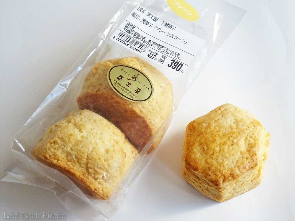 ほんのり焼き色のついた六角形のスコーン