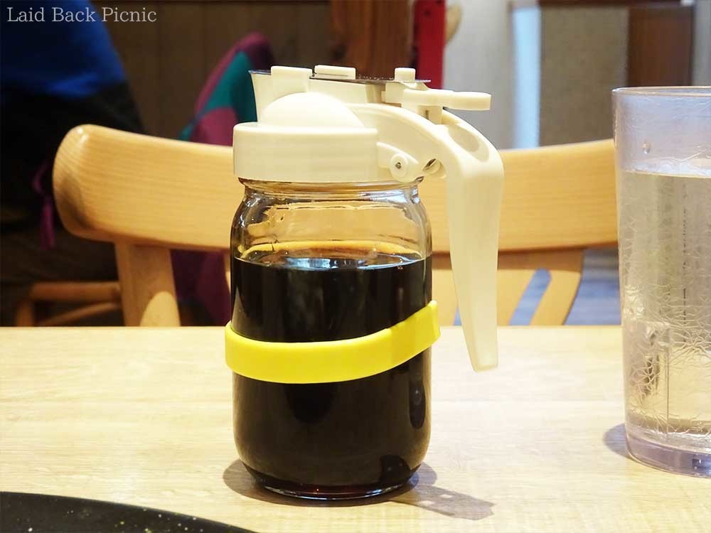 ゴムバントが巻かれた容器で提供された