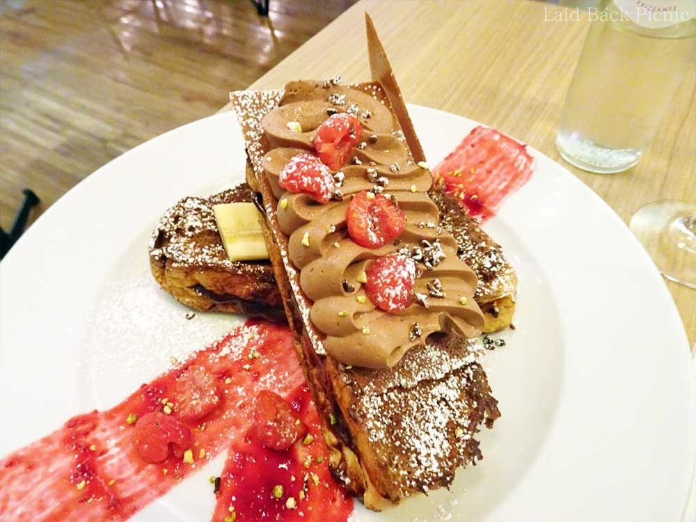 フレンチトーストにはチョコクリームのトッピング