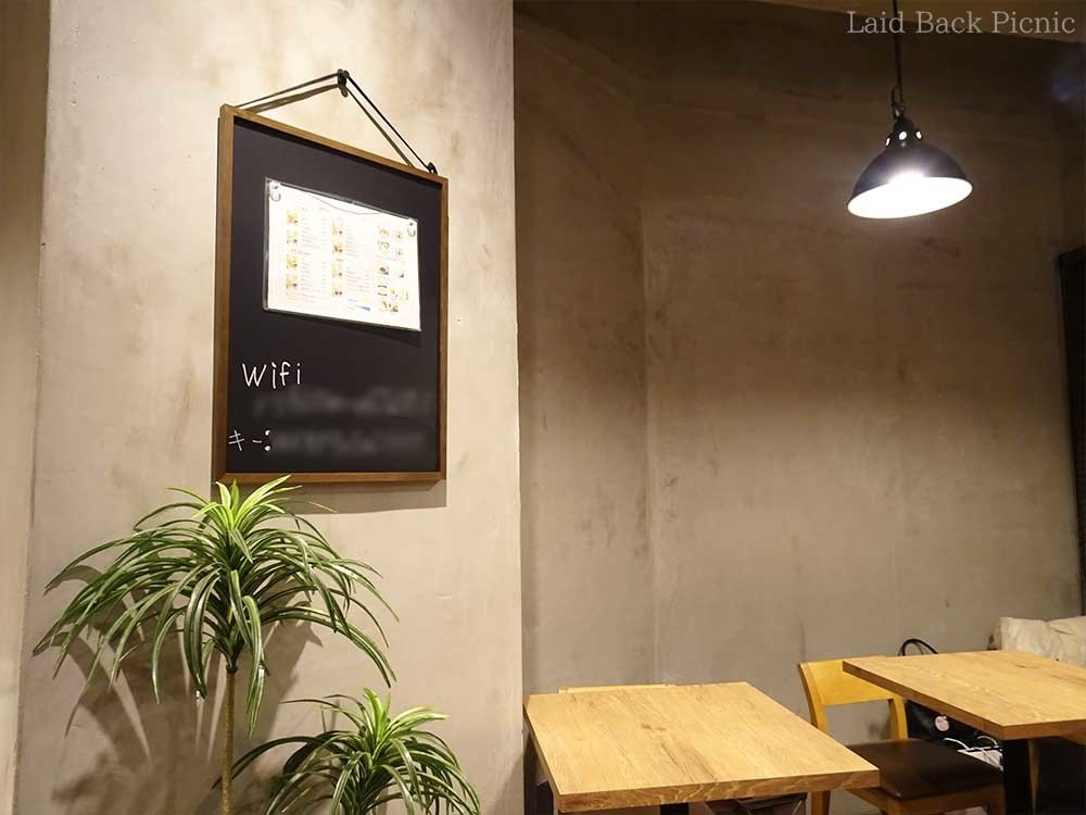 目立つ場所にWi-Fiパスワードが書かれている